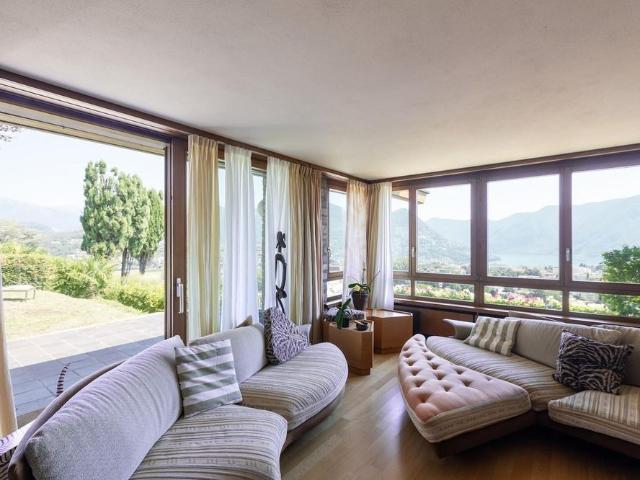 VILLA CON VISTA LAGO