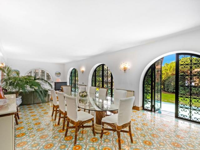 Villa con vista, terrazze, giardino e accesso al mare, Recco. 434m² Recco