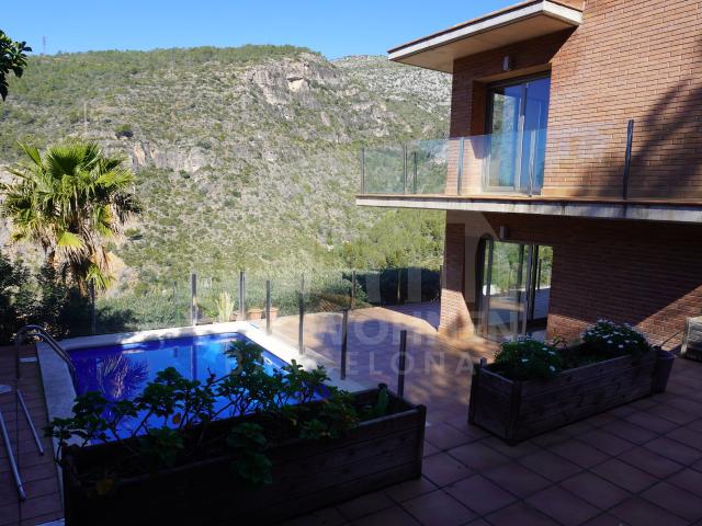 Villa con vistas al mar: ¡varias terrazas grandes y piscina privada! ¡Con el sistema solar instalado, puedes producir tu propia electricidad!