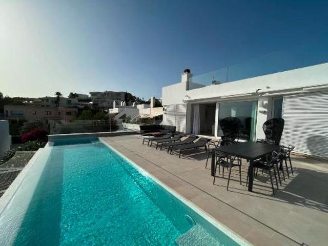 VILLA CON VISTAS AL MAR DISPONIBLE PARA ALQUILER ANUAL
