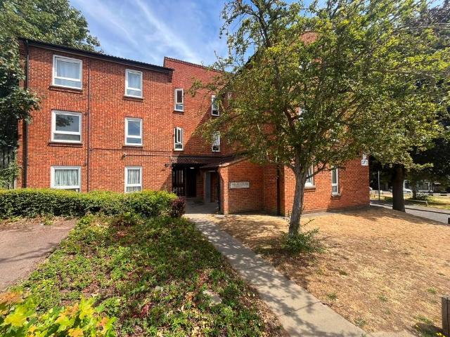 Villa Court, Old Bedford Road, Luton. 1 bed flat to rent £1,075 pcm £248 pw