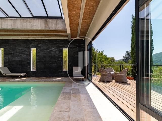 Villa d’architecte à vendre, avec piscine intérieure et vue. 180m² Gagnières