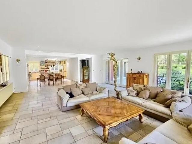 Villa d’architecte accompagnée de son espace aquatique et de. 292m² Hesdin