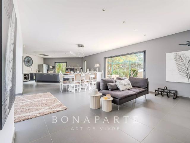 Propriété contemporaine avec piscine et dépendance aux porte. 254m² Saint Georges d'Orques