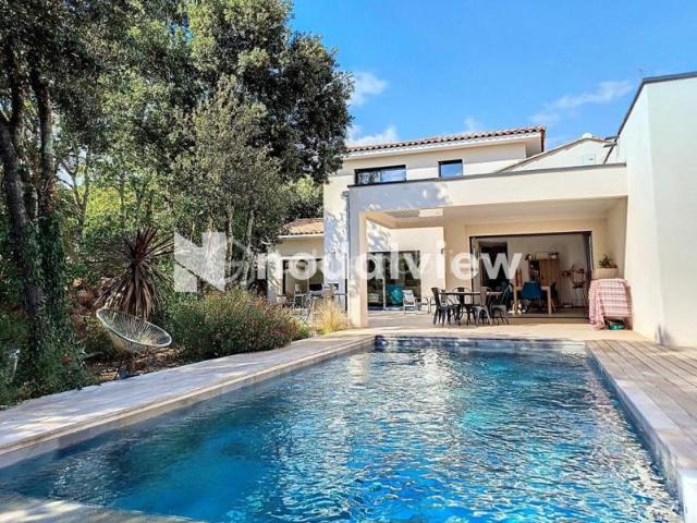 Villa d’architecte avec piscine à débordement et T2 indépendant grand garage – proche Pic Saint Loup / Montpellier Nord – terrain paysagé 1800 m²