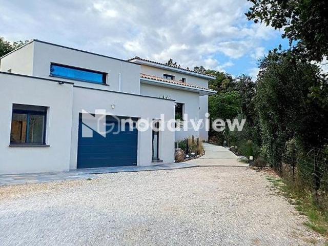 Villa d’architecte avec piscine à débordement et T2 indépendant grand garage – proche Pic Saint Loup / Montpellier Nord – terrain paysagé 1800 m²