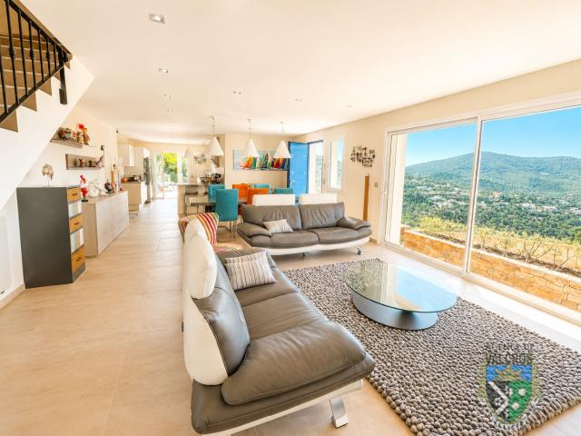 Villa D Architecte De 4 Pieces Avec Piscine Et Garage Vue Pa. 140m² La Londe les Maures