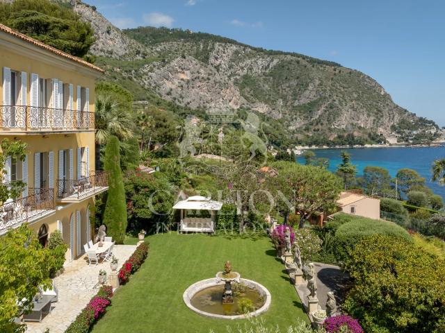 Villa d’exception à pied des plages, offrant une vue mer panoramique et deux maisons d’invités