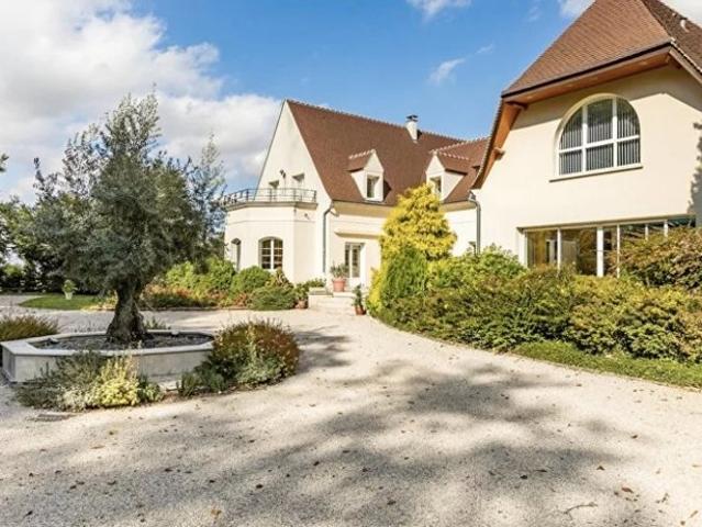 Villa d’exception proche Chantilly – Élégance, volumes et prestations rares à 1 h de Paris