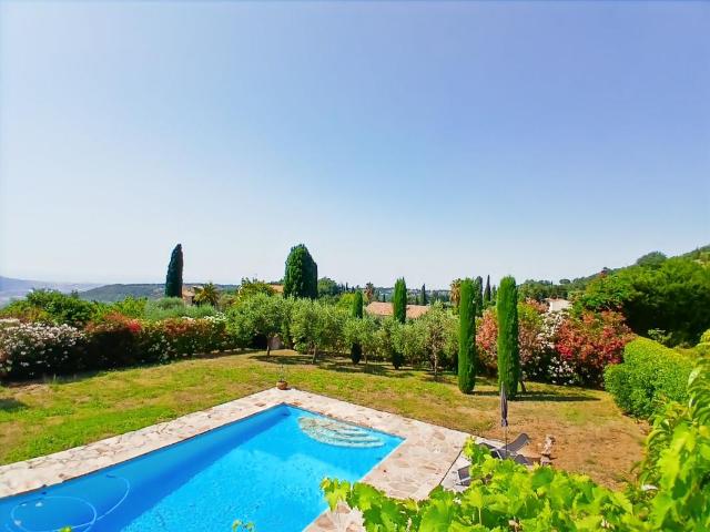 Villa d’exception avec piscine — Élégance, espace et art de vivre