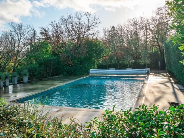 Villa d’exception en toute intimité, à proximité immédiate d. 324m² Saint Martin de Londres