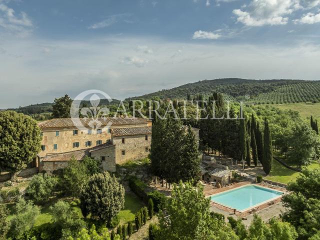 Villa d’epoca con agriturismo, azienda agricola, piscina e t. 2200m² Asciano