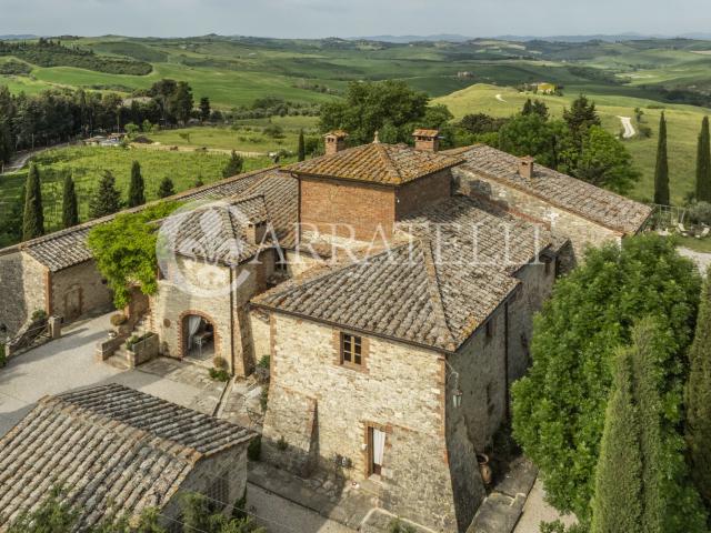 Villa d’epoca con agriturismo, azienda agricola, piscina e t. 2200m² Asciano