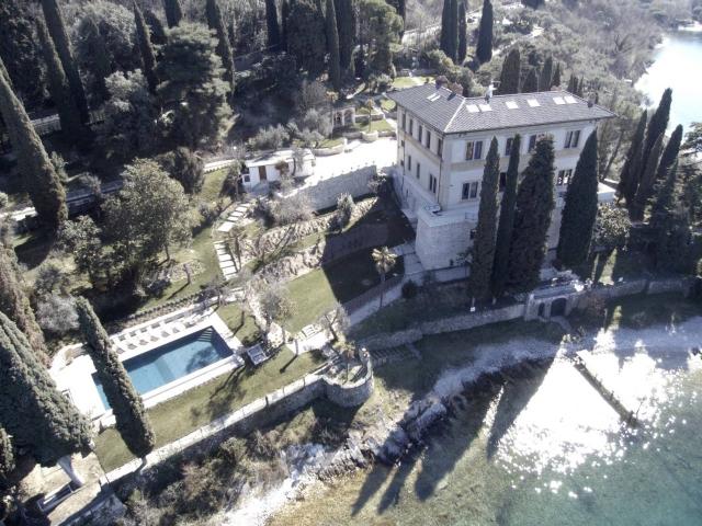 Villa Daniel was built in the 1920s in Art Nouveau style by a noble family struck by the magic and unparalleled beauty of the landscape located on the shores of Lake Garda. O