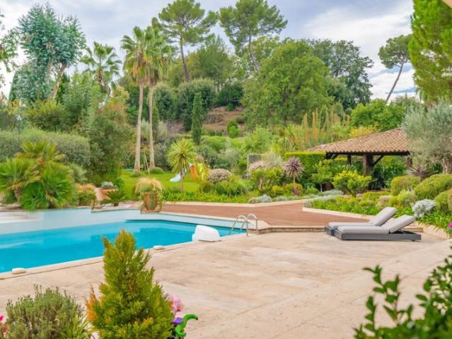 Propriété avec terrain de 7700m2 Domaine sécurisé MOUGINS