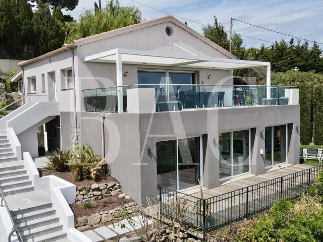 Villa dans un quartier résidentiel, proche de Cannes, avec vue mer panoramique