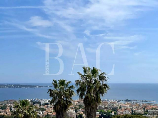 Villa dans un quartier résidentiel, proche de Cannes, avec vue mer panoramique