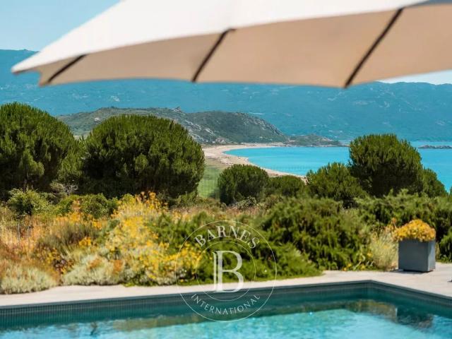 Villa d'architecte, 5 chambres, vue mer panoramique, piscine. 193m² Sagone