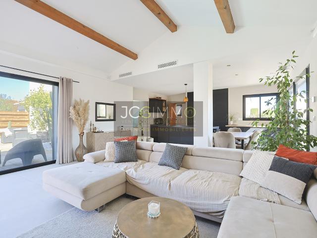 Villa d'architecte 152 m2 avec piscine et garage de 40m2 à proximité des commodités