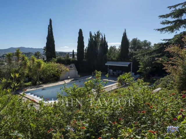 Villa d'architecte avec grand garage au calme à Sanary sur M. 217m² Sanary sur Mer