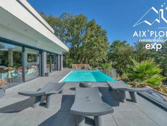 Villa d'Architecte avec Piscine à Débordement et Vue Panoram