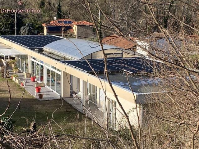 Villa d'Architecte avec piscine intérieure sur une parcelle de 5687 m²