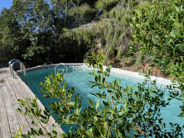 Villa d'Architecte, de 2003, 1 ECRIN DE SERENITE:178 m² – 5 Chambres – Piscine et terrain de 1425 M² !