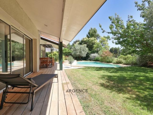VILLA D'ARCHITECTE EN 1ERE LIGNE SUR LE GOLF