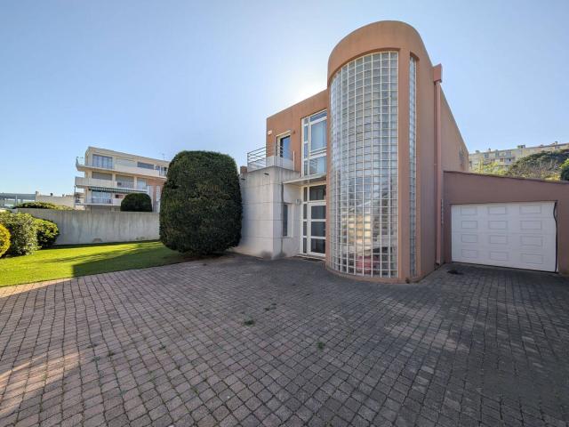 VILLA d'architecte MEUBLEE 183 m² 4 chambres extérieur et ga
