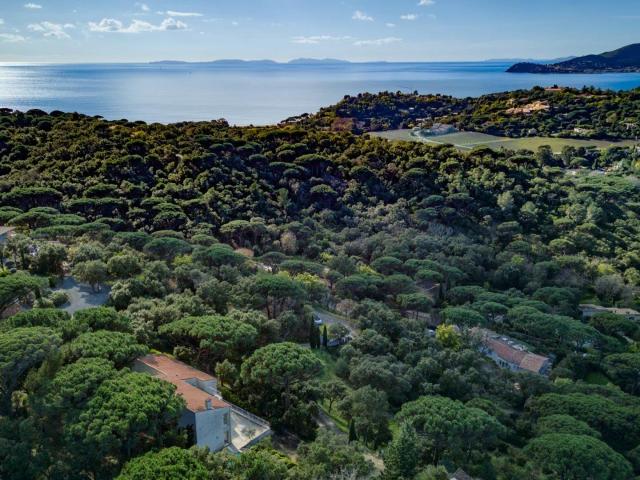 Villa d'architecte, située sur les hauteurs de Gigaro, au se. 243m² La Croix Valmer