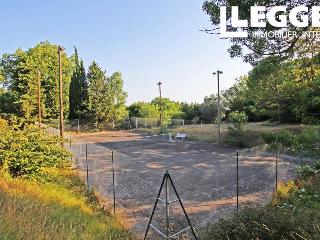 Villa de 4 chambres avec grande terrasse, piscine, terrain de tennis et plus de 2 hectares de terrain à Laurac