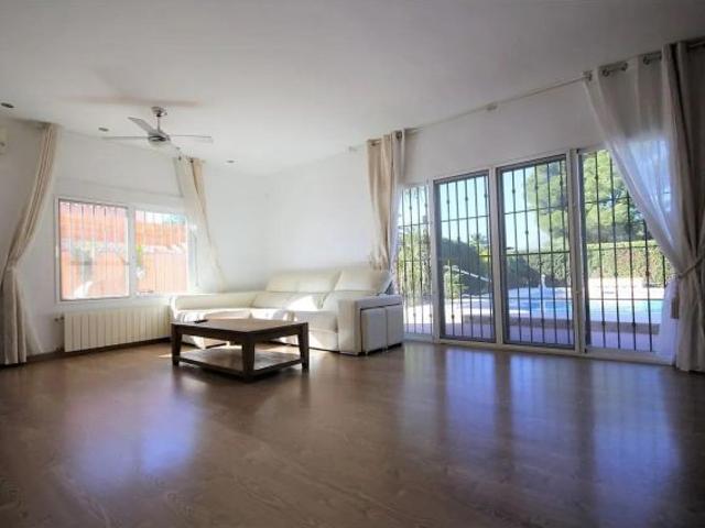 Villa de 4 dormitorios, piscina y garaje en parcela de 810m2 en Albir