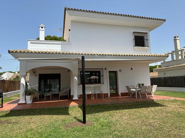 Villa de 4 dormitorios ubicada en la zona de Loma Sancti Pet. 166m² Chiclana de la frontera