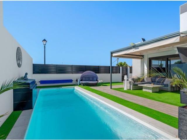 VILLA DE 4 DORMITORIOS Y 2 BAÑOS EN FORTUNA MURCIA
