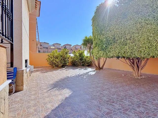 Villa de 4 dormitorios y 2 baños en Royal Park, Orihuela Cos. 198m² Orihuela