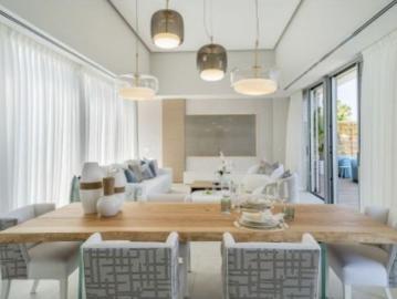 Villa de 4 dormitorios, 3 baños al pié de Espectacular Playa de Estepona. Obra Nueva