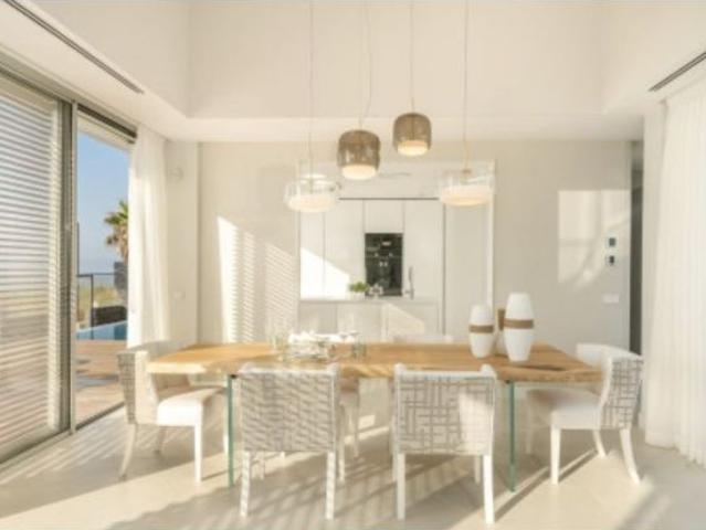 Villa de 4 dormitorios, 3 baños al pié de Espectacular Playa de Estepona. Obra Nueva