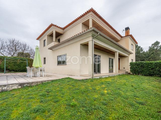 Villa de 4 quartos com jardim, terraço e áreas generosas – Adoufe, Vila