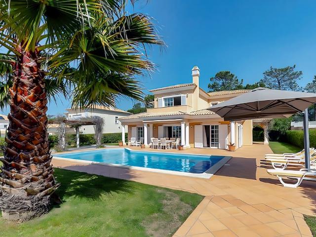 Villa de 4 quartos com piscina em Varanda do Lago. 257m² Almancil