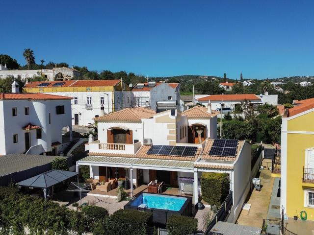 Villa de 4 quartos em localização privilegiada – Casa de família perfeita
