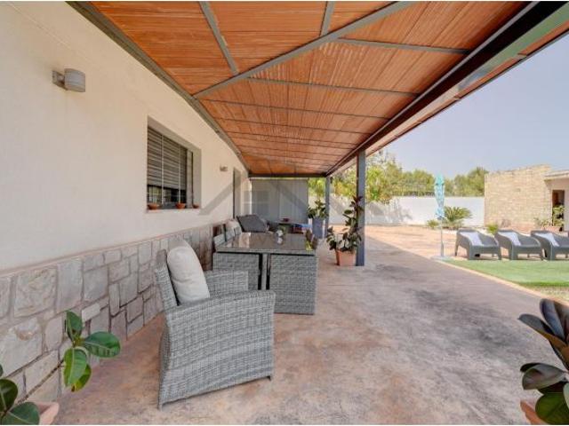 VILLA DE 547 M2 EN MONTECOLORADO: DOS VIVIENDAS, PISCINA, PISTA DE TENIS Y UN NIVEL DE CONFORT EXCEP
