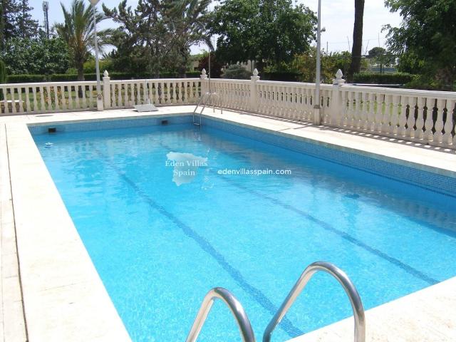 Villa de 5 dormitorios y 3 baños con piscina privada y un bo. 350m² Elche