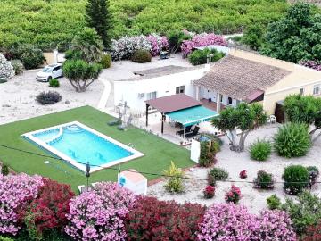 Villa de 5 dormitorios y 3 baños con piscina privada, a poca. 158m² Alicante