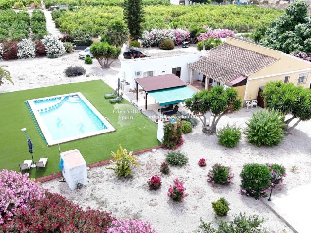 Villa de 5 dormitorios y 3 baños con piscina privada, a poca. 158m² Alicante