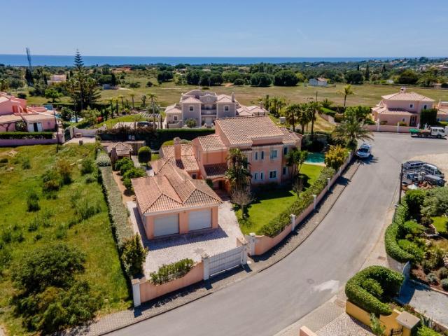 Villa de 5 quartos com piscina e garagem dupla em Porches