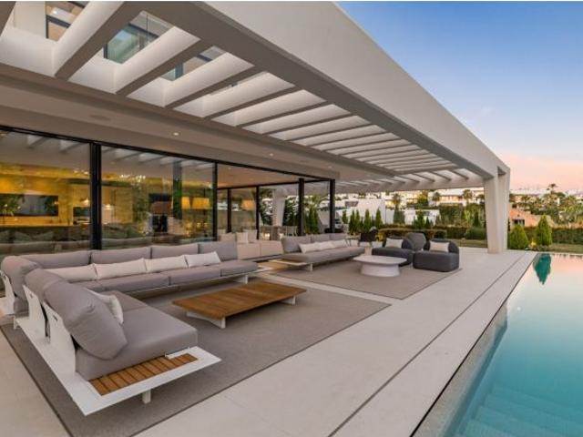 Villa de 6 dormitorios y 8 baños en Nueva Andalucía, Marbella. Obra Nueva