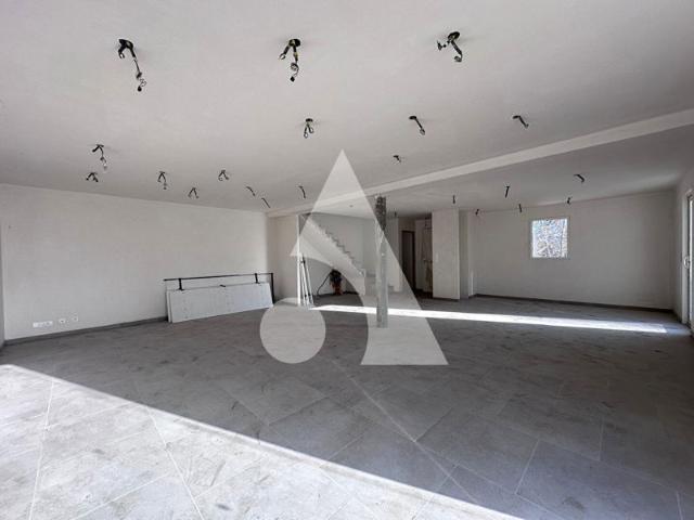 VILLA DE 160 M2 PLUS DEPENDANCE SPACIEUSE SUR PARC ARBORE DE 31355 M2 AVEC SOURCE SANS VIS A VIS AU CALME