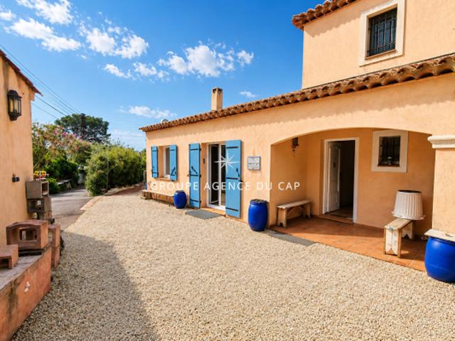Villa de 165m2 avec piscine 2 garages abri voitures et proche des plages, aux Issambres