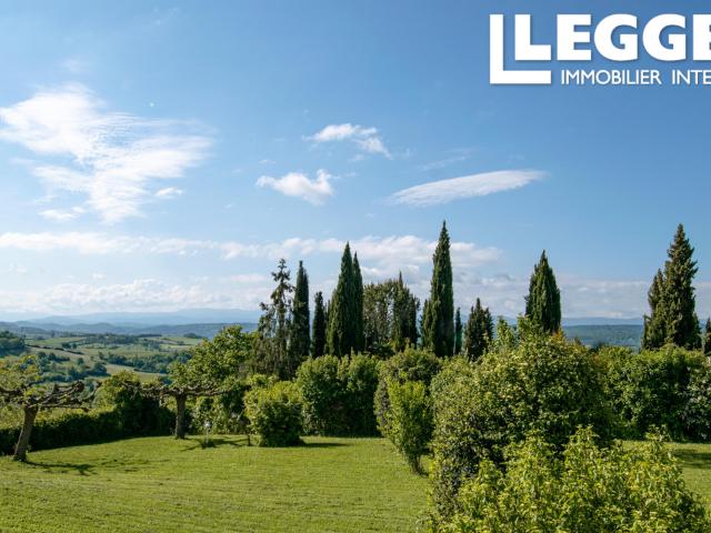 Villa de 175 m2 habitable cuisine aménagée. Un parc clôturé de 2300 m2, 2 garages, piscine chauffée