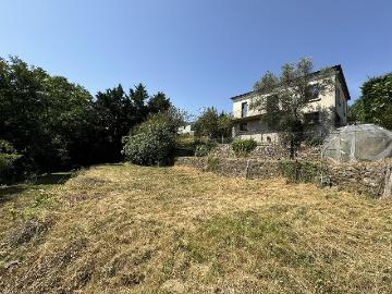 Villa de 1966 avec un terrain constructible de 1883 m2 et un. 99m² Largentière